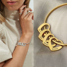 Lade das Bild in den Galerie-Viewer, Armreif mit gravierten Herzanhängern jouelei