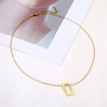 Lade das Bild in den Galerie-Viewer, Gravierte Halskette „Quadro“ mit rechteckigem Anhänger jouelei