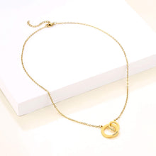 Lade das Bild in den Galerie-Viewer, Halskette mit zwei gravierten umschlungenen Ringen jouelei