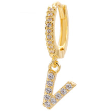 Lade das Bild in den Galerie-Viewer, LOANYA Ohrring mit Initiale Loanya V