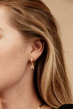 Lade das Bild in den Galerie-Viewer, Ohrring "Zirkonia" mit Buchstaben jouelei