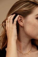 Lade das Bild in den Galerie-Viewer, Ohrring "Zirkonia" mit Buchstaben jouelei