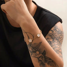 Lade das Bild in den Galerie-Viewer, Klee Armband mit Gravur Bracelet Loanya 
