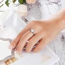 Lade das Bild in den Galerie-Viewer, LOANYA Ring mit weißem Stein aus Silber mit Gravur jouelei 
